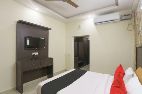 Capital O 42705 Hotel Abhinandan Palace