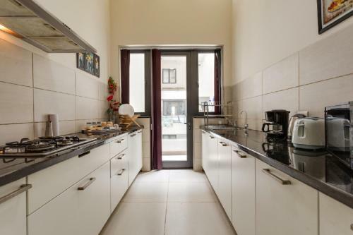 Apartamento Hostie Evanya - Luxury 2br Apt Near Golf Course Road