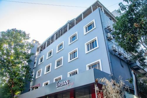 Hotel The Urban Stays
