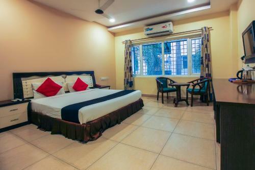 Hotel Capital O 68918 Sravya Grand Residency