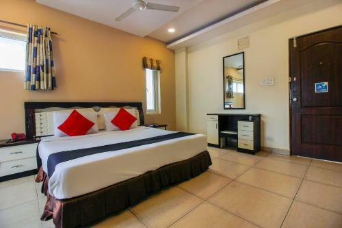 Hotel Capital O 68918 Sravya Grand Residency