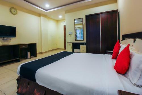 Hotel Capital O 68918 Sravya Grand Residency