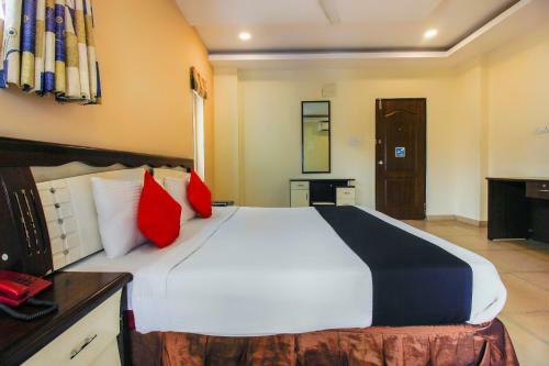 Hotel Capital O 68918 Sravya Grand Residency