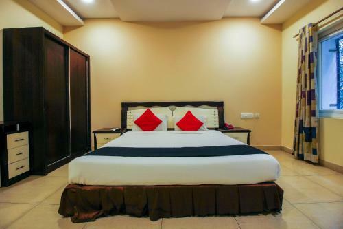 Hotel Capital O 68918 Sravya Grand Residency