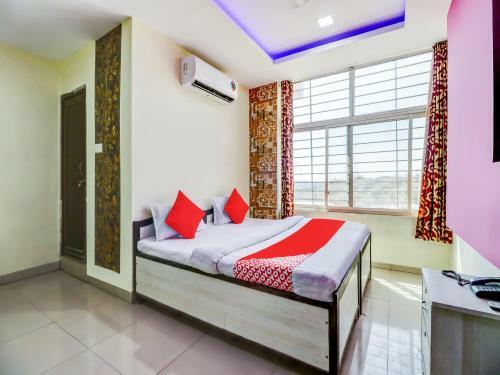 Oyo 79305 Flagship Hotel White House
