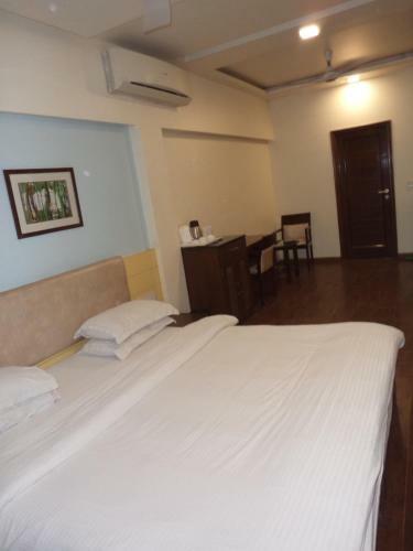 A2zroomz Hotel Nangi's Pride