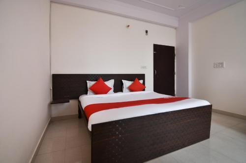 Oyo 45087 Hotel Sapphire Palace 2