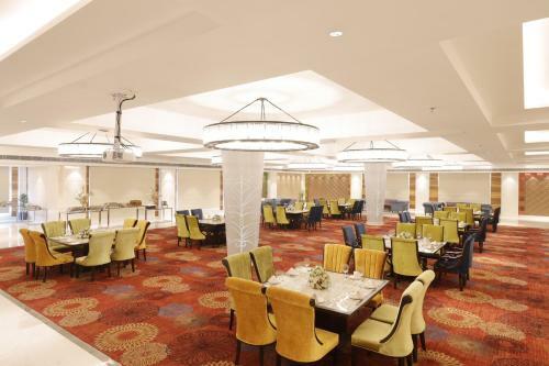 Hotel Viraj Sarovar Portico