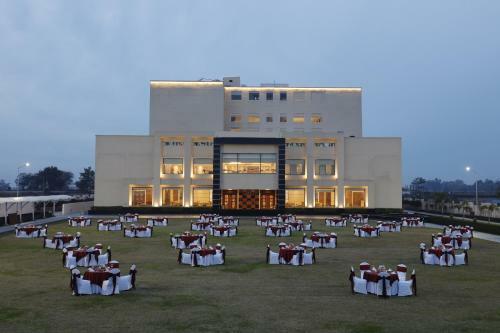Hotel Viraj Sarovar Portico