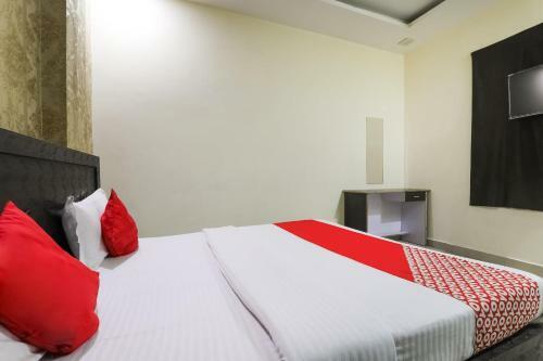 Oyo 75205 Hotel Samrat