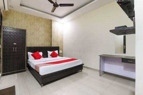 Oyo 75205 Hotel Samrat