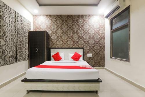 Oyo 75205 Hotel Samrat
