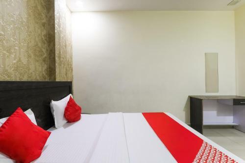 Oyo 75205 Hotel Samrat
