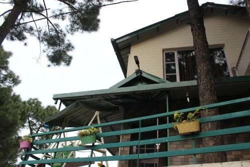 The Pine Crest M�nage