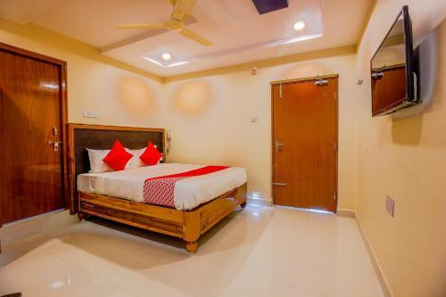 Oyo 36823 Hotel Vamsee Empire
