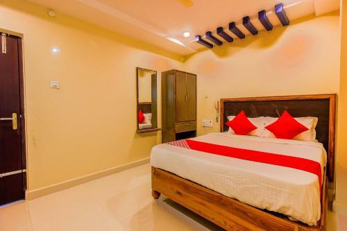 Oyo 36823 Hotel Vamsee Empire