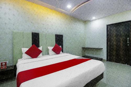 Oyo Flagship 76385 Hotel Samrat Palace - Moca