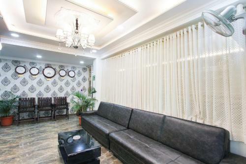 Hotel Oyo 23994 Rich Fort
