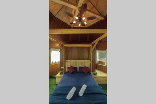 Leisurely Ripple Lake Touch Cabin