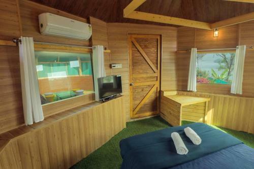 Leisurely Ripple Lake Touch Cabin