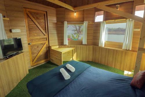 Leisurely Ripple Lake Touch Cabin