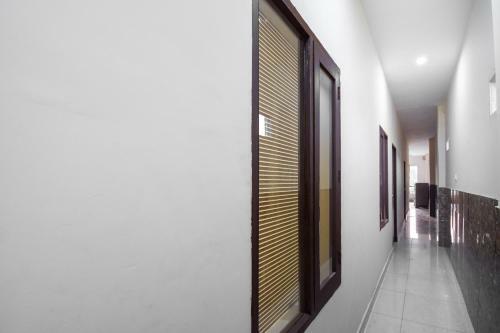 Hotel Oyo 62150 Happy Living 1819
