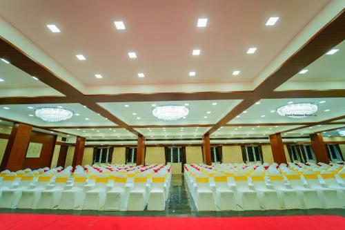 Hotel Grand Padappai Residency