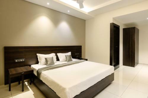 Hotel Paramount Suites & Service Apartments