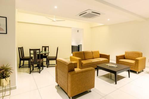 Hotel Paramount Suites & Service Apartments