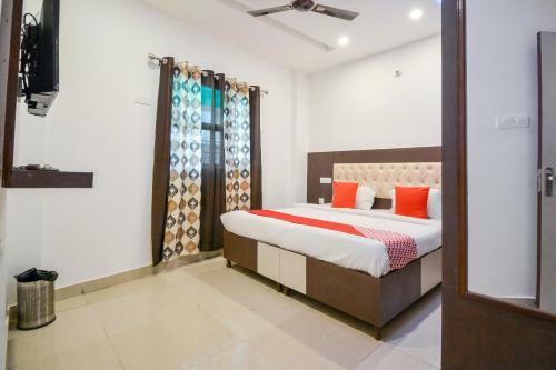 Oyo 65425 Hotel Red Hut