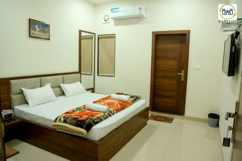 Hotel Babylon Regency, Opposite Krishna Janambhumi