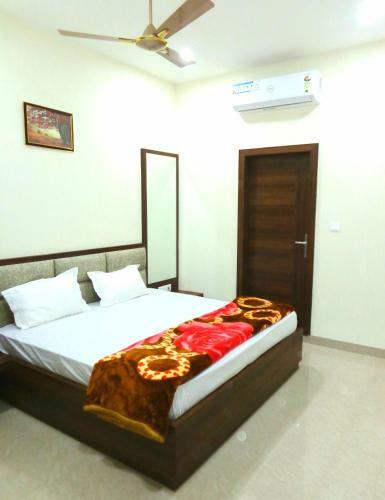 Hotel Babylon Regency, Opposite Krishna Janambhumi
