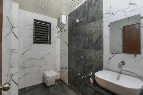Oyo 65742 Hotel Hill Villa