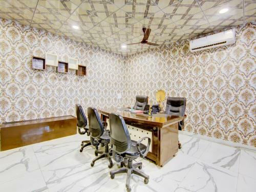 Hotel Capital O 77560 Oak Tree By Golden Plate