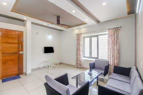 Hostal Oyo 76288 Home Embassy Suits