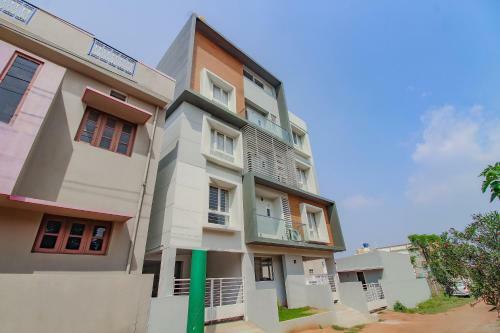 Hostal Oyo 76288 Home Embassy Suits