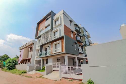 Hostal Oyo 76288 Home Embassy Suits