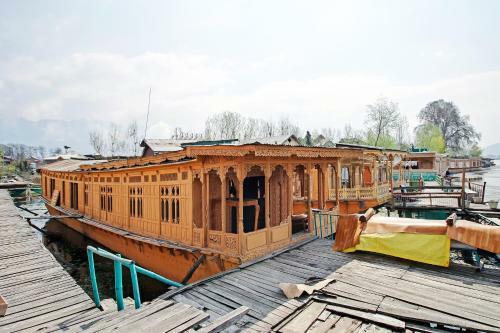 Oyo 5056 Houseboat Batkoo