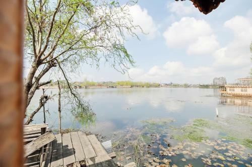 Oyo 5056 Houseboat Batkoo