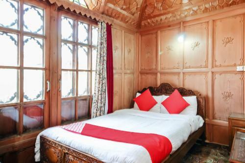 Oyo 5056 Houseboat Batkoo