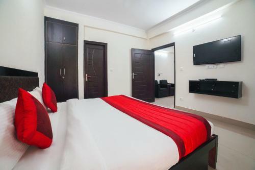 Oyo 48406 Hotel Dark Clouds