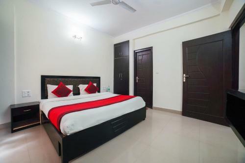 Oyo 48406 Hotel Dark Clouds