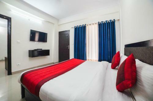 Oyo 48406 Hotel Dark Clouds