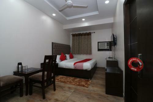Oyo 27802 Hotel Boom Room