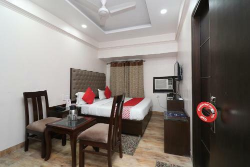 Oyo 27802 Hotel Boom Room