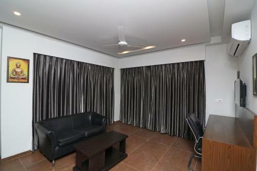 Hotel Oyo 37722 Silver Oak Luxury Comfort Inn