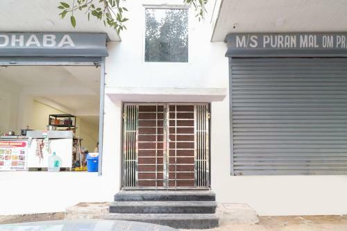 Hotel Oyo 75809 Sharma Residency