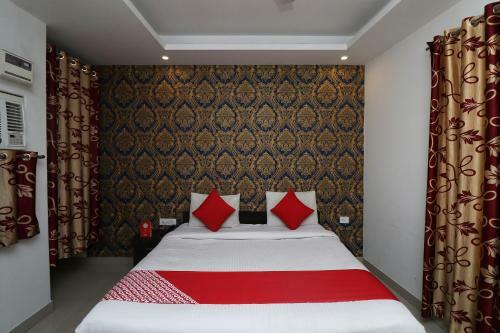 Oyo 11384 Hotel Diamond Star