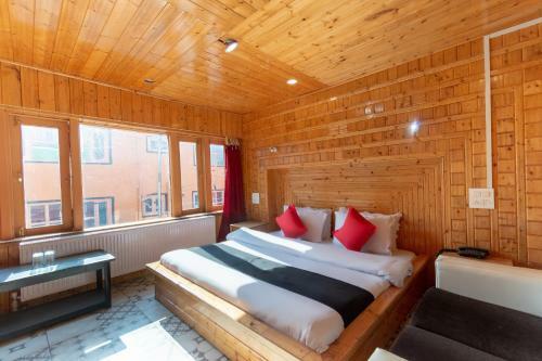 Capital O 66228 Hotel Sheeshnag
