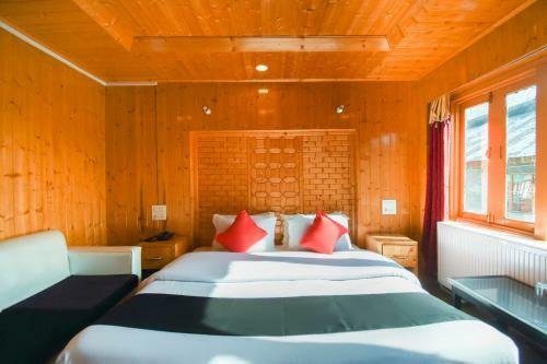 Capital O 66228 Hotel Sheeshnag